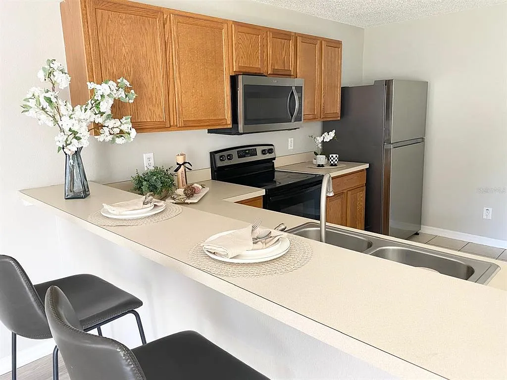 2 bed, 2.5 bath, 1296 sqft, $1,750 — Photo 2