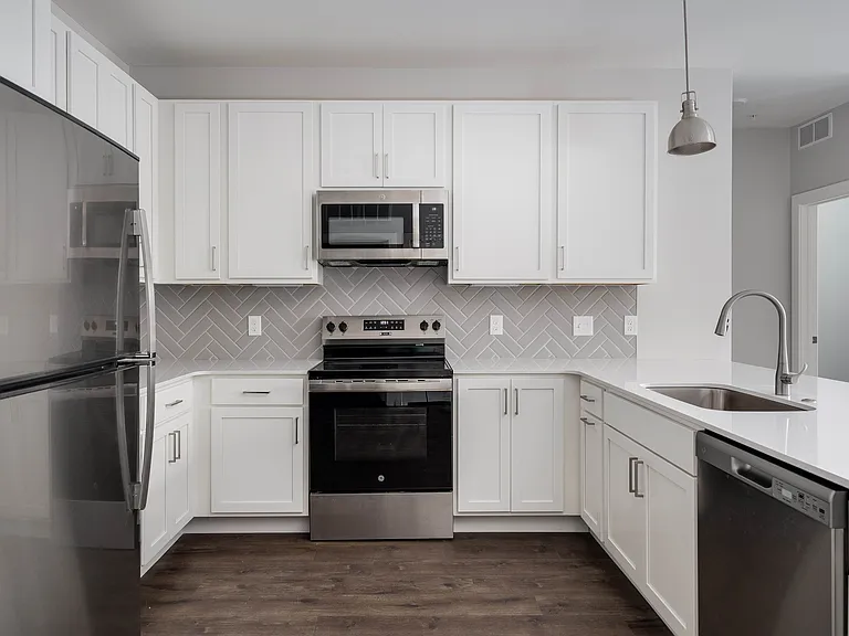 Knob Hill Apartments — Photo 2
