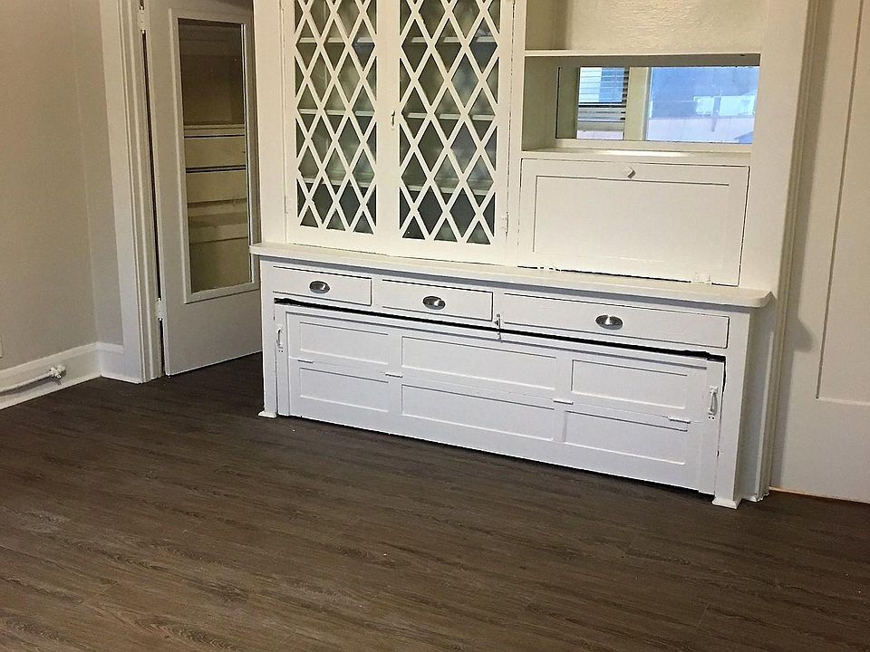 1st image of 109 University Avenue # Top Floor