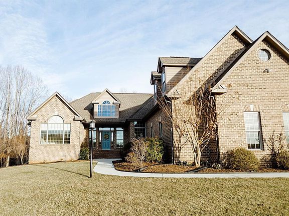 3rd image of 205 Waterton Dr