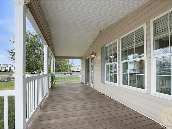 3rd image of 3700 Louis Dr