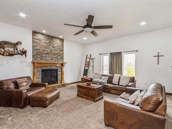 4th image of 1015 Olive Ct