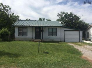 907 E Cash St, Iowa Park, TX 76367