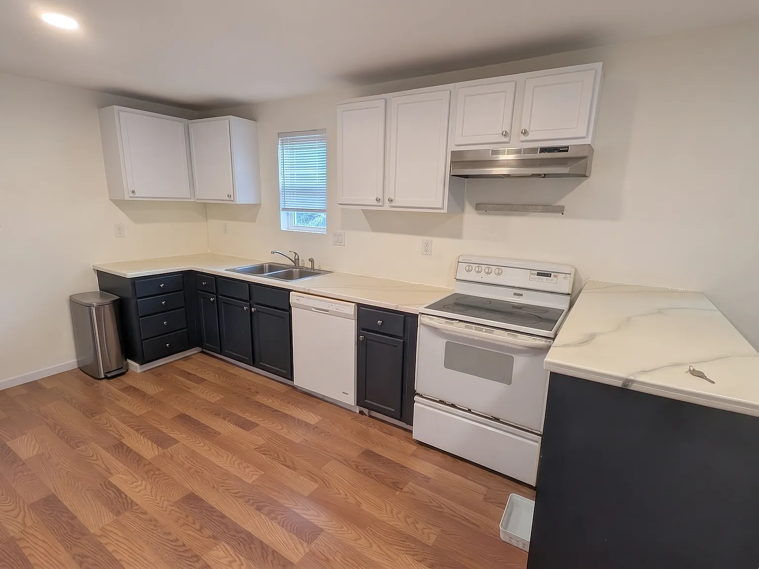 3 bed, 1002 sqft, $1,600 — Photo 3