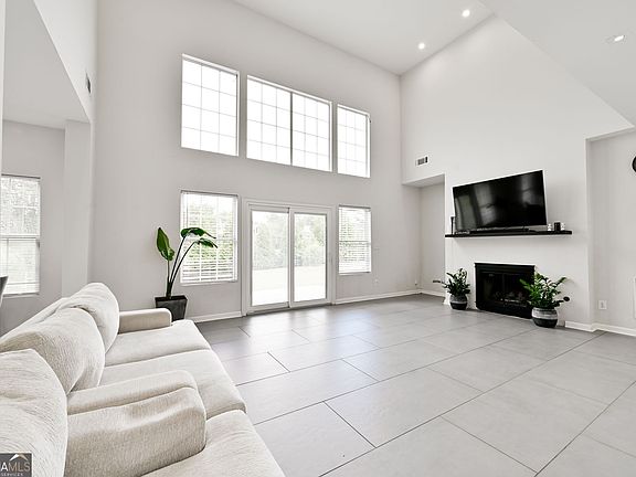 3rd image of 3219 Lindas Cir SE