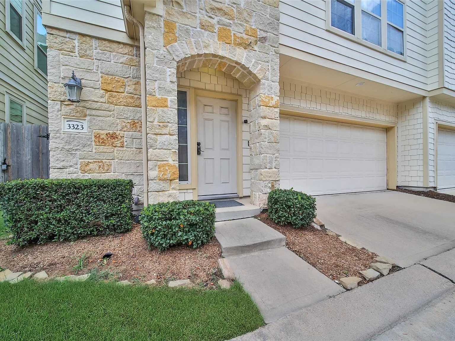 3 bed, 3.5 bath, 2093 sqft, $2,400 — Photo 2