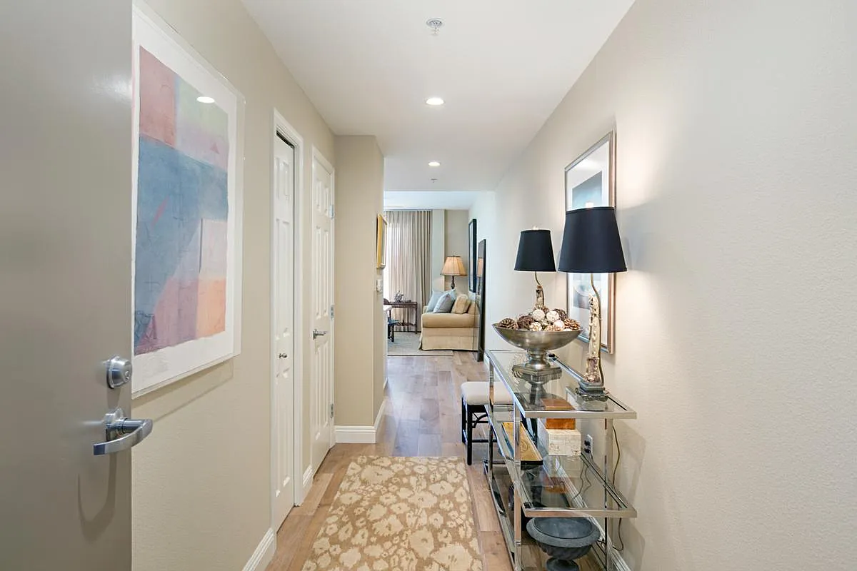 2 bed, 1079 sqft, $5,100 — Photo 1