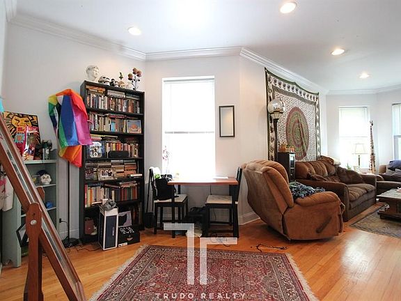 2nd image of 1142 W Wellington Ave