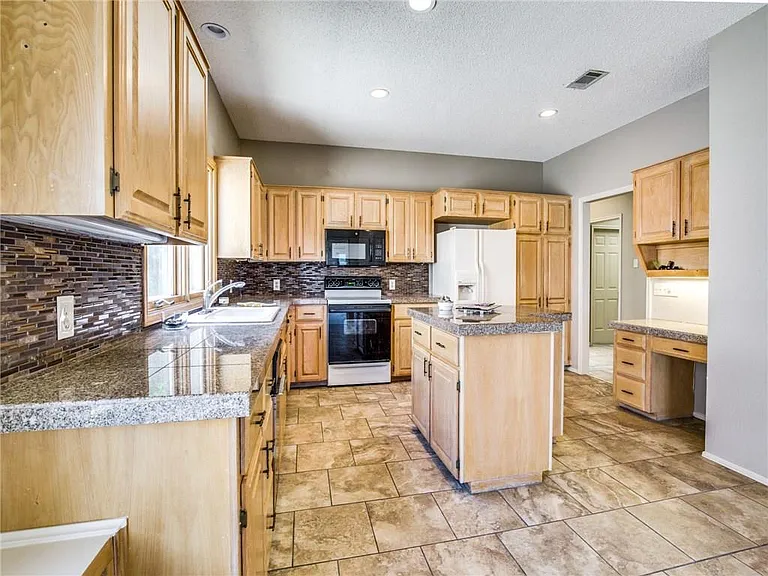 114 Paragon Ct — Photo 4