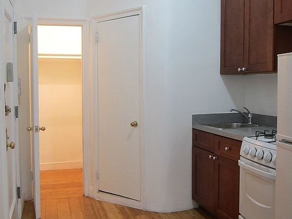 3rd image of 924 3rd Ave APT 3B