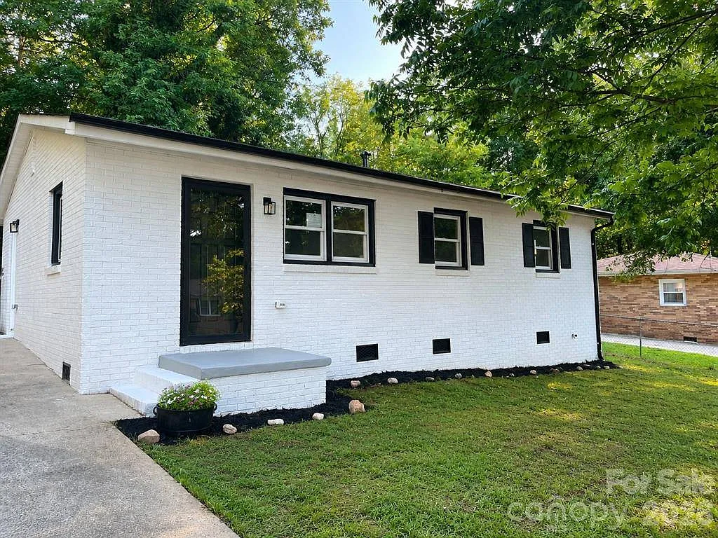 3 bed, 1.0 bath, 925 sqft, $1,495 — Photo 1