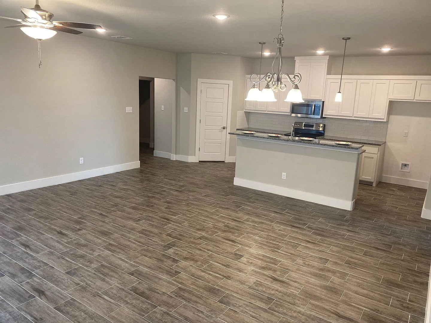3/2/2 Coming Soon!! Gorgeous Custom Features - Godley Isd — Photo 4