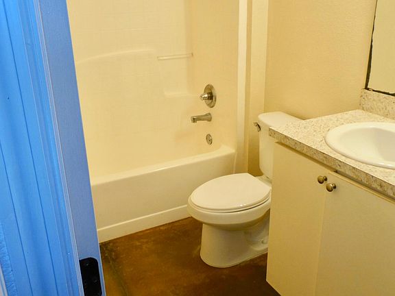 5th image of 2220 Chestnut Hills Dr