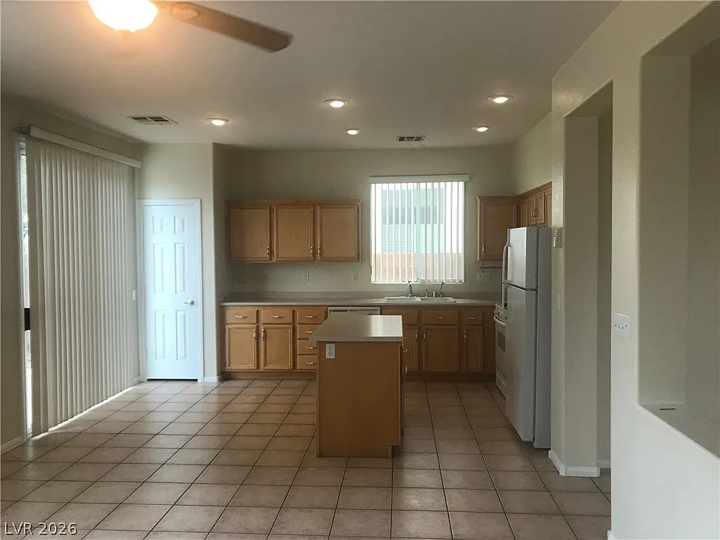 3 bed, 2.5 bath, 2033 sqft, $2,250 — Photo 4