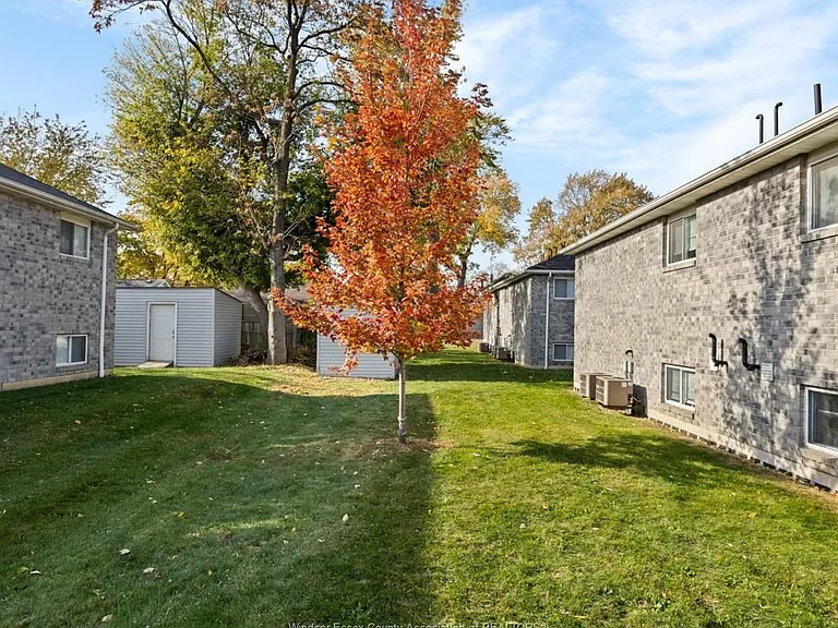 675 Chippawa St #1 — Photo 15