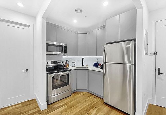 4th image of 707 Lafayette Ave #2R