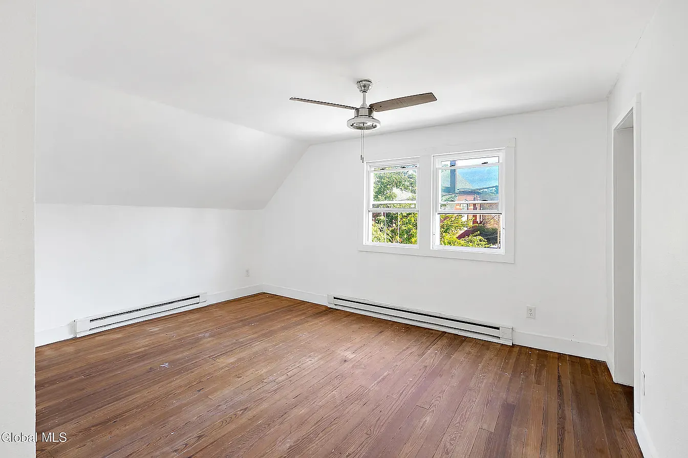 3 bed, 1000 sqft, $1,550 — Photo 1