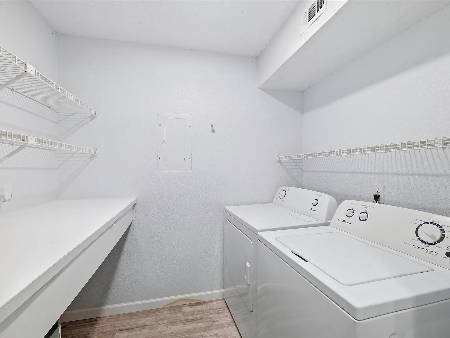 2 bed, 959 sqft, $1,619 — Photo 2