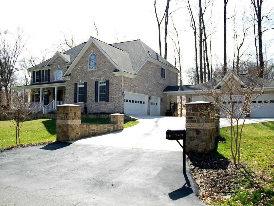 6 car garage of 1572sq feet