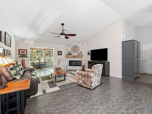 5th image of 11 Alicante Ln