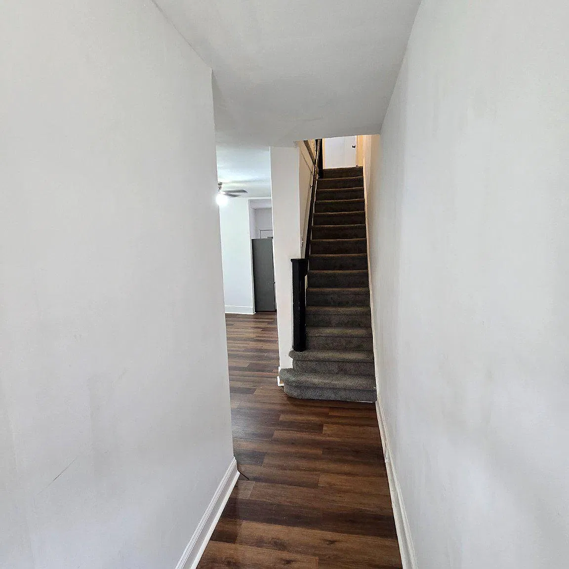 3 bed, 1.0 bath, 860 sqft, $1,400 — Photo 2