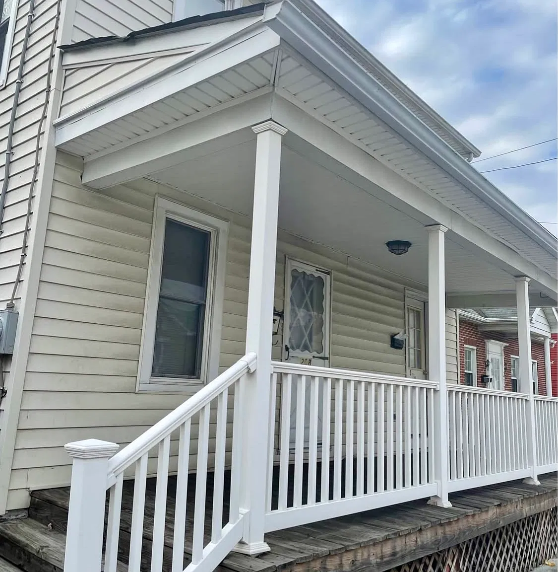 208 N Queen St — Photo 1
