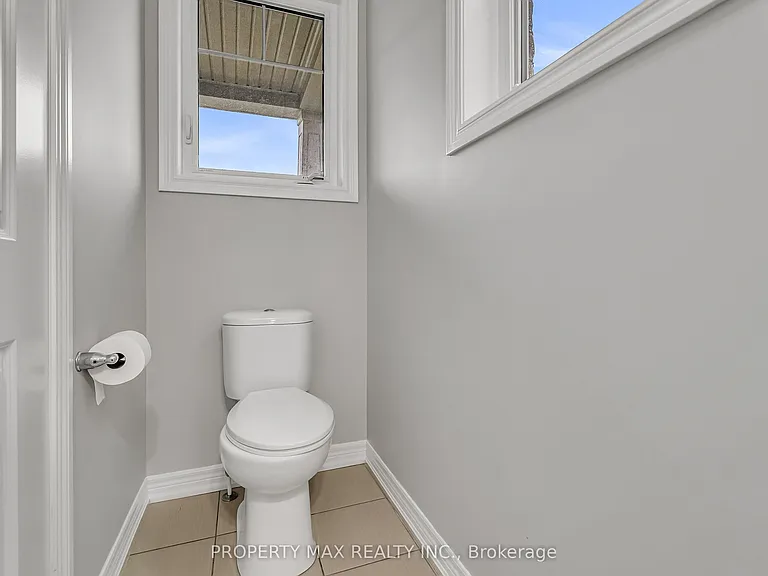 40 Britannia Ave E — Photo 27
