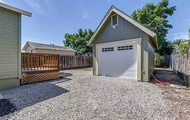 575 McLeod St — Photo 11