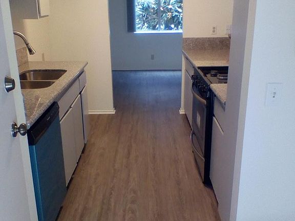 5th image of 13561 Moorpark St APT 103