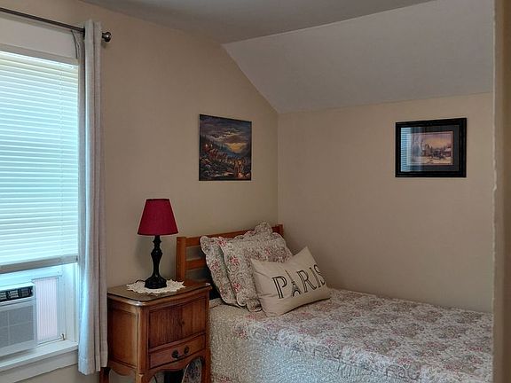 4th image of 218 Fowler St