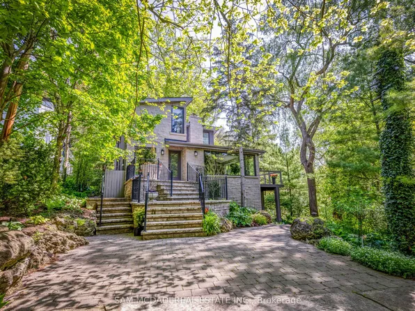 1273 Queen Victoria Ave, Mississauga, ON L5H 3H2