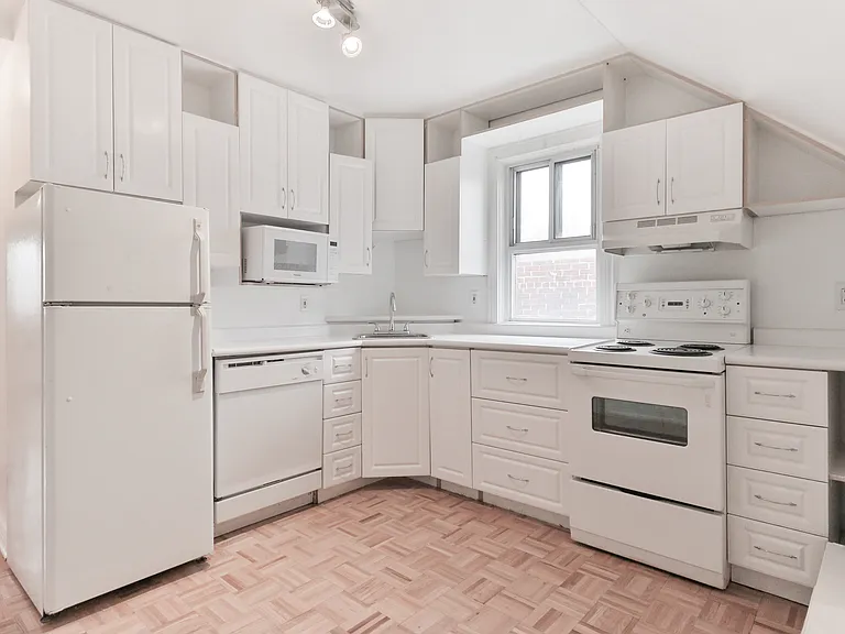 938 Avenue Rd #3 — Photo 4