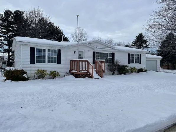 1330 Country View Ln, Fremont, MI 49412