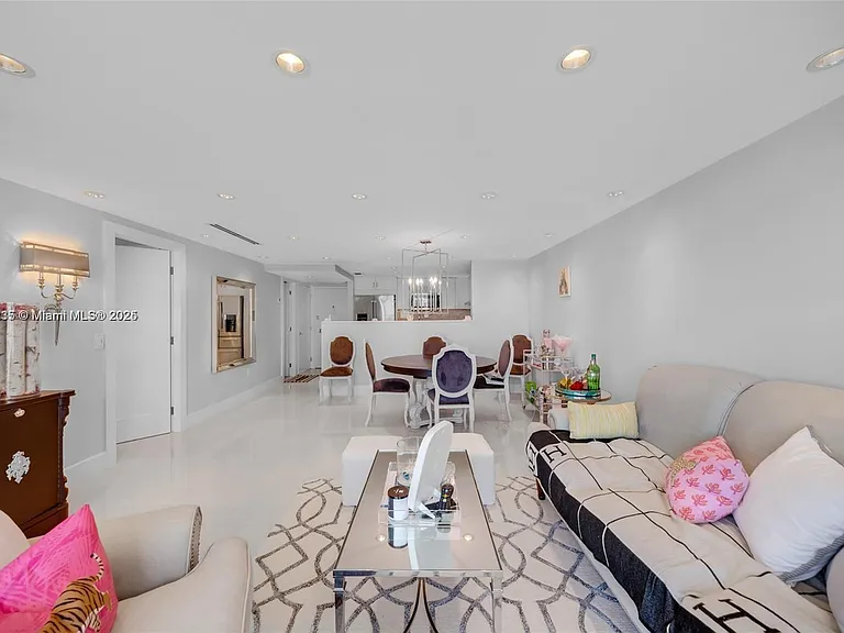 5838 Collins Ave #2F — Photo 3