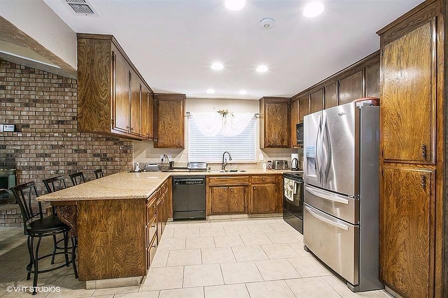 1st image of 7941 Larwin Dr