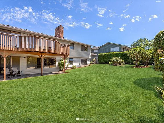 Fully Fenced Backyard...>