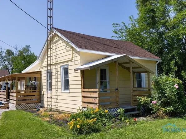 5735 Oak St, Stony Ridge, OH 43463