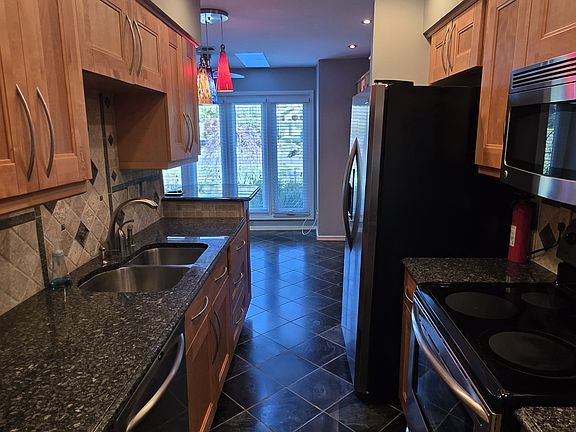 5th image of 2770 Old Point Dr