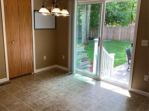 4th image of 1085 Yorkshire Dr