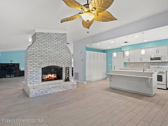 3rd image of 18635 Anglewood Dr