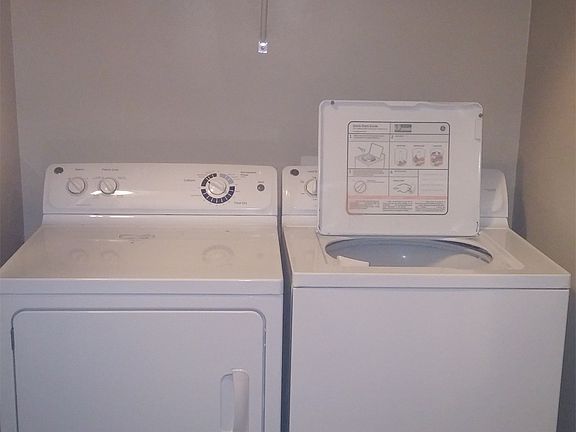 Washer/Dryer included
