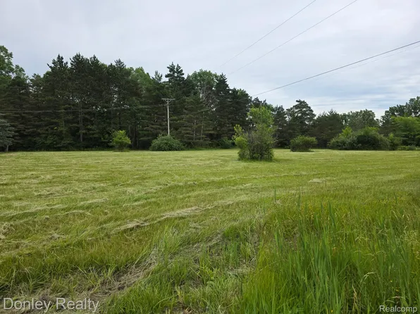 Lorraine St, Marlette, MI 48453