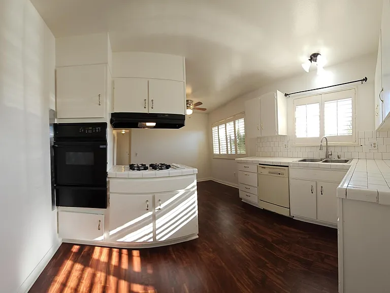 2272 Toluca Dr — Photo 12