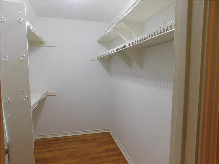 472 N Post Oak Ln — Photo 45