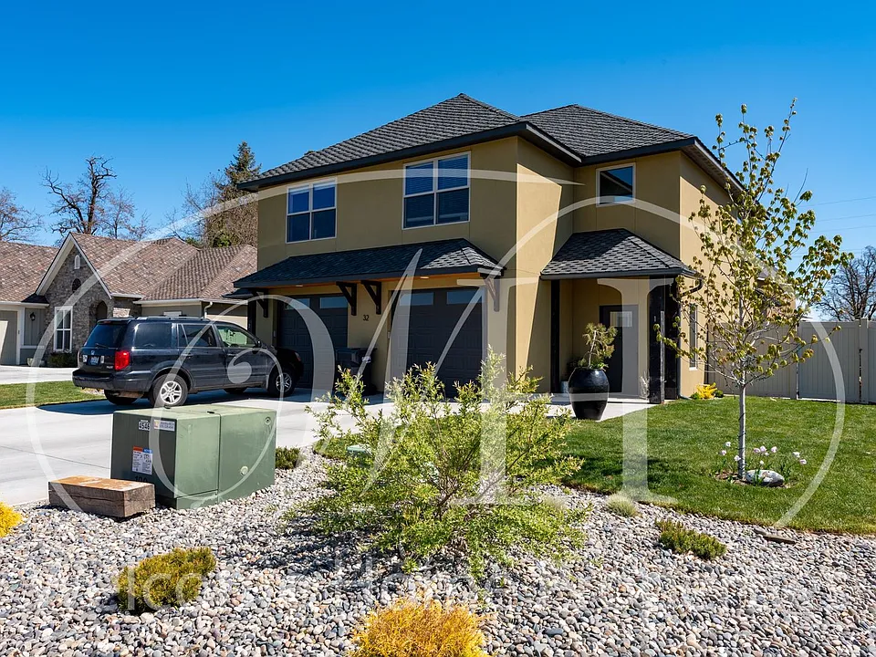 32 NE Hadley Way