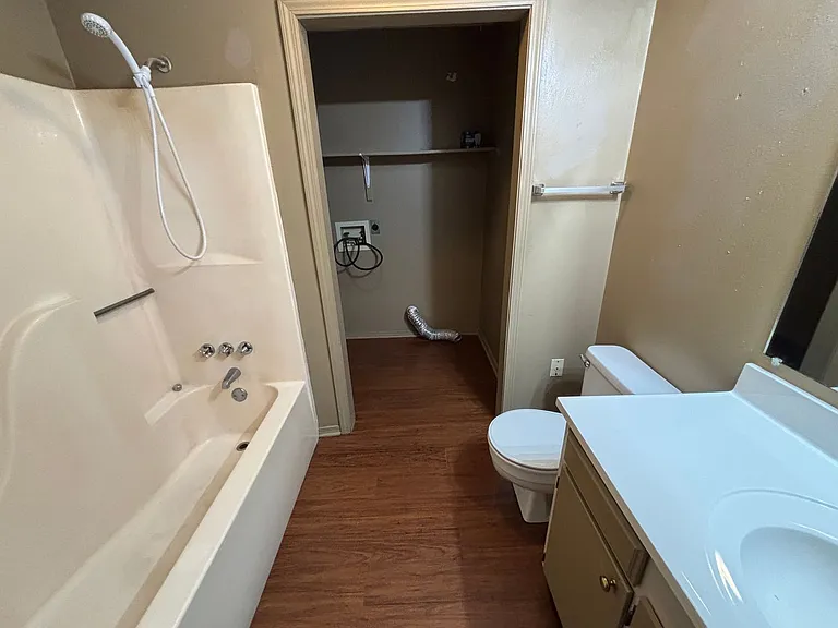 1402 N Hartford Ave — Photo 5