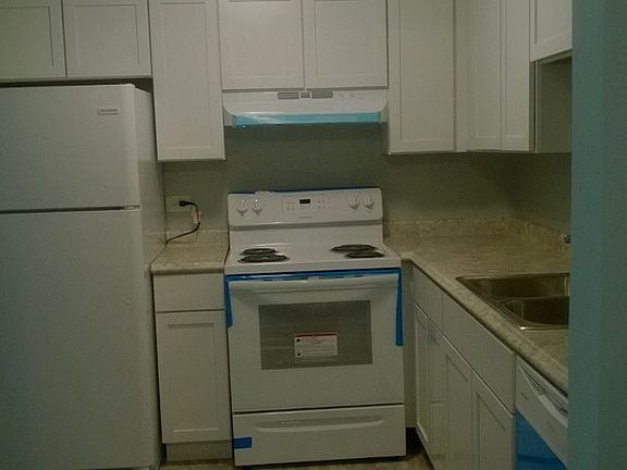 4th image of 18340 Glen Oak Ave APT 3B