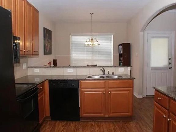 4th image of 916 Sterling Creek Cir