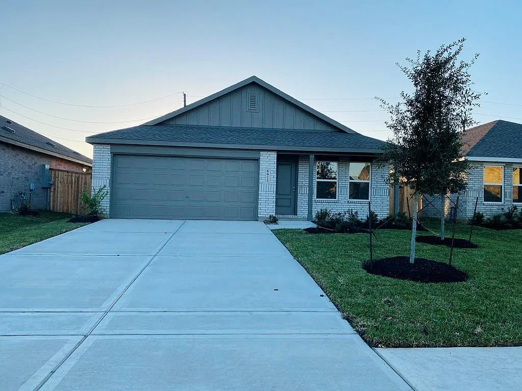 4 bed, 2.0 bath, 1760 sqft, $2,050 — Photo 2