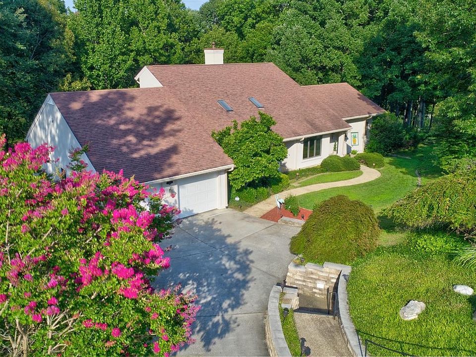 1st image of 115 Winterberry Dr